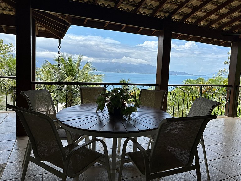 Refúgio, vista mar, piscina e churrasqueira