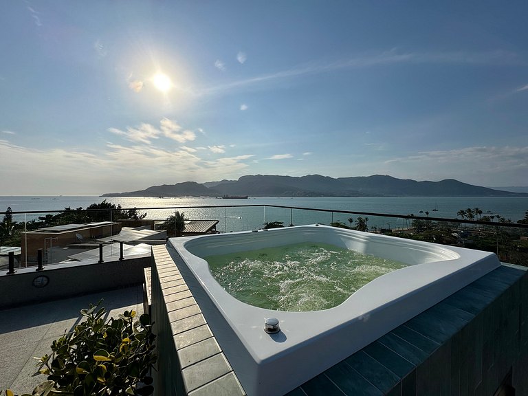 Rooftop com jacuzzi, piscina aquecida a 100m praia