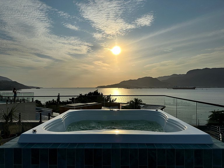 Rooftop com jacuzzi, piscina aquecida a 100m praia