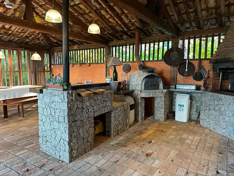 Casa em condomínio pé na areia, com área gourmet