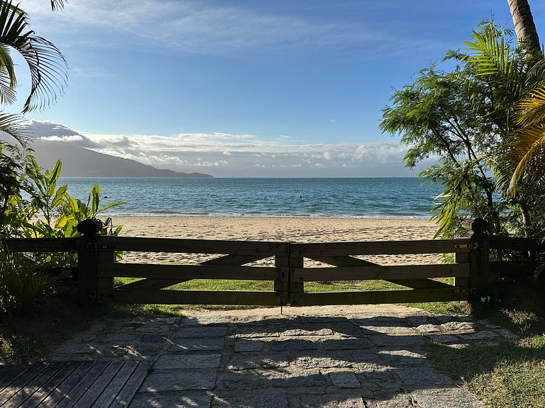 Casa em condomínio pé na areia, com área gourmet