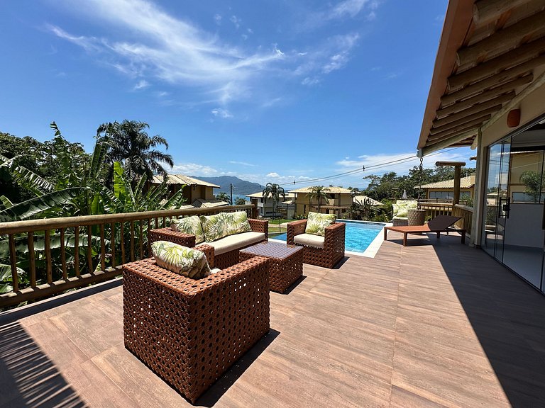 Casa em condomínio, piscina e churrasqueira