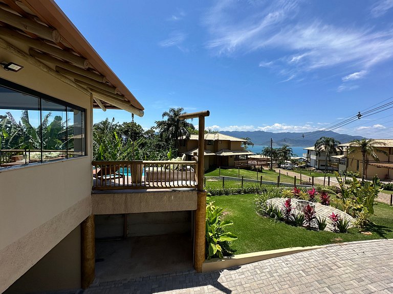 Casa em condomínio, piscina e churrasqueira