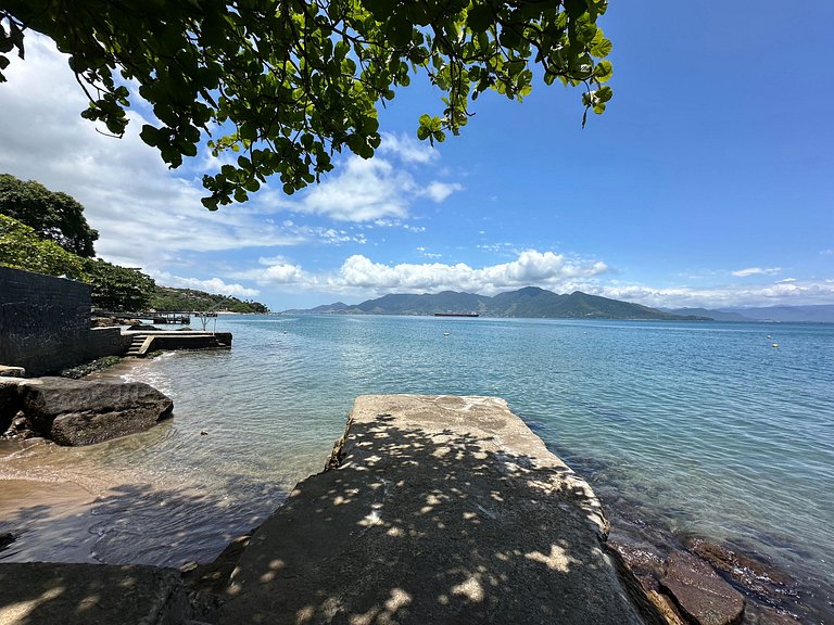 Conforto, píer, piscina e churrasqueira