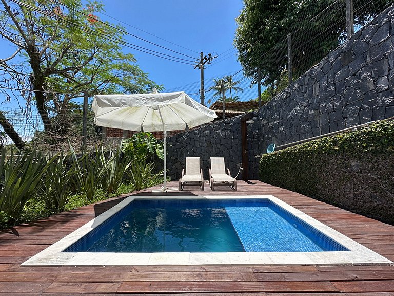 Conforto, píer, piscina e churrasqueira