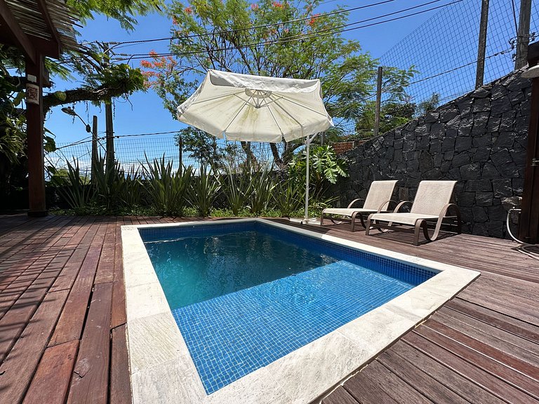 Conforto, píer, piscina e churrasqueira