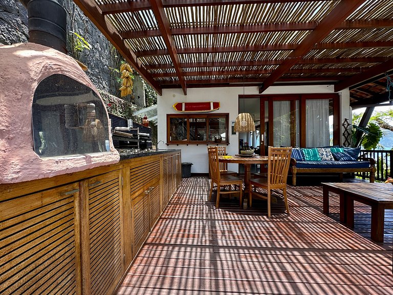 Conforto, píer, piscina e churrasqueira