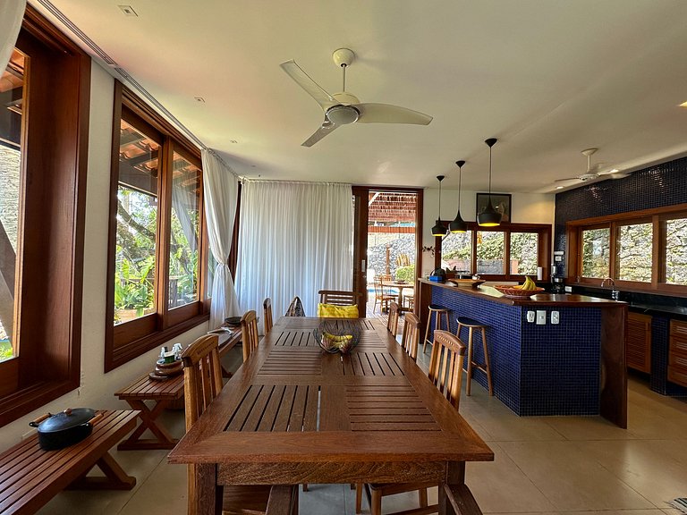 Conforto, píer, piscina e churrasqueira