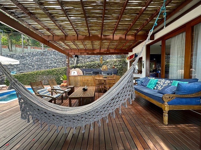 Conforto, píer, piscina e churrasqueira