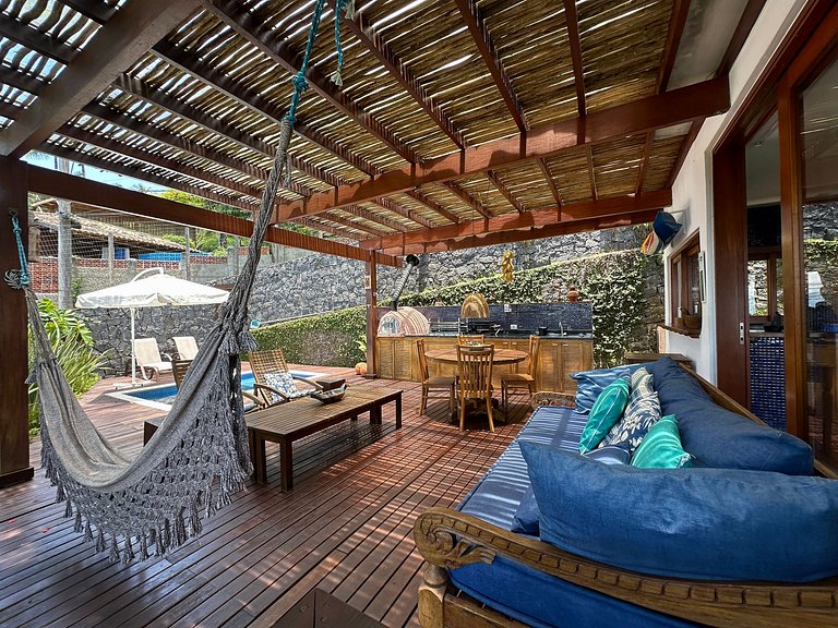 Conforto, píer, piscina e churrasqueira