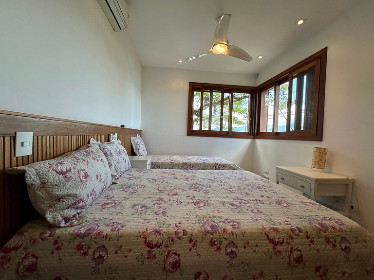 Conforto, píer, piscina e churrasqueira