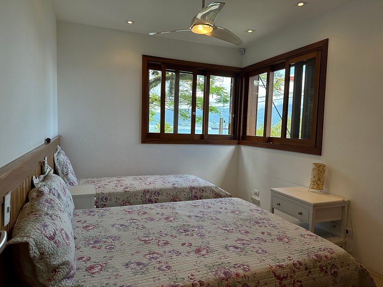 Conforto, píer, piscina e churrasqueira