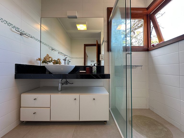 Conforto, píer, piscina e churrasqueira