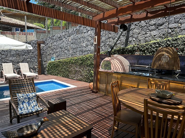 Conforto, píer, piscina e churrasqueira