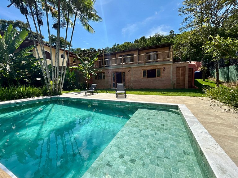 Casa acolhedora, piscina e vista montanha