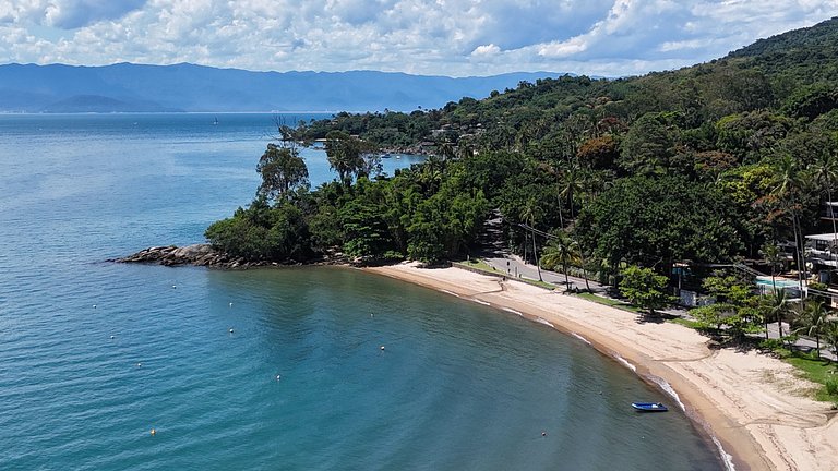 Beira-mar, piscina aquecida e serviços inclusos