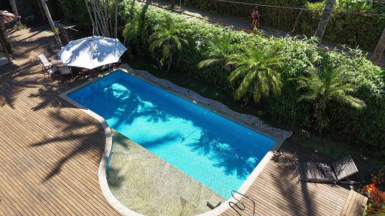 Beira-mar, piscina aquecida e serviços inclusos