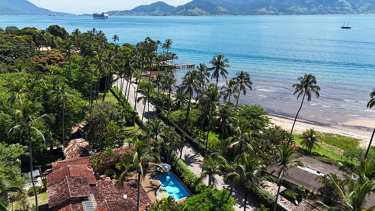 Beira-mar, piscina aquecida e serviços inclusos