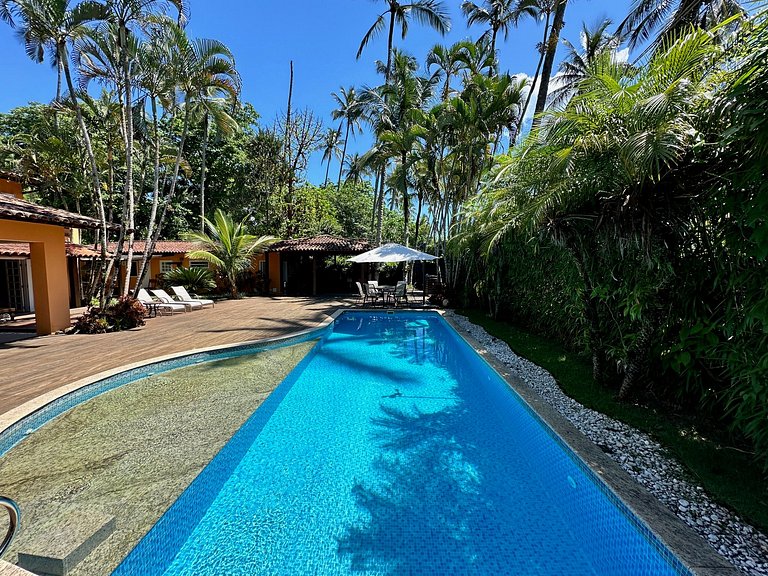 Beira-mar, piscina aquecida e serviços inclusos