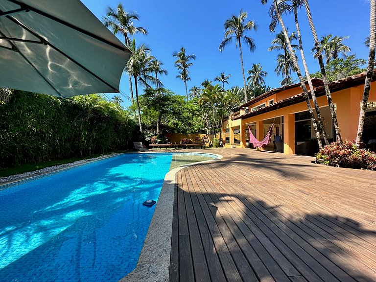 Beira-mar, piscina aquecida e serviços inclusos