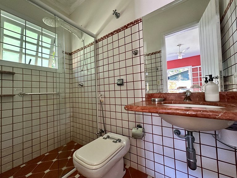Beira-mar, piscina aquecida e serviços inclusos