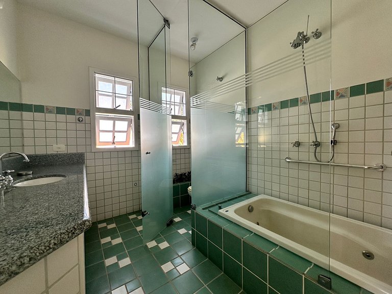 Beira-mar, piscina aquecida e serviços inclusos