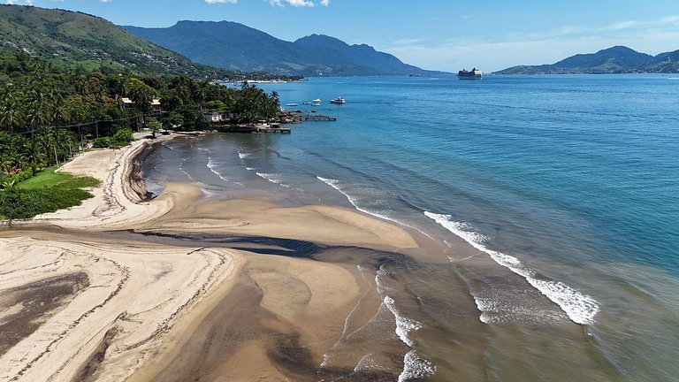 Beira-mar, piscina aquecida e serviços inclusos