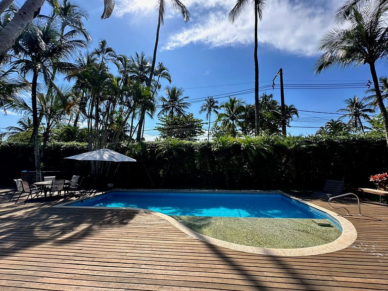 Beira-mar, piscina aquecida e serviços inclusos