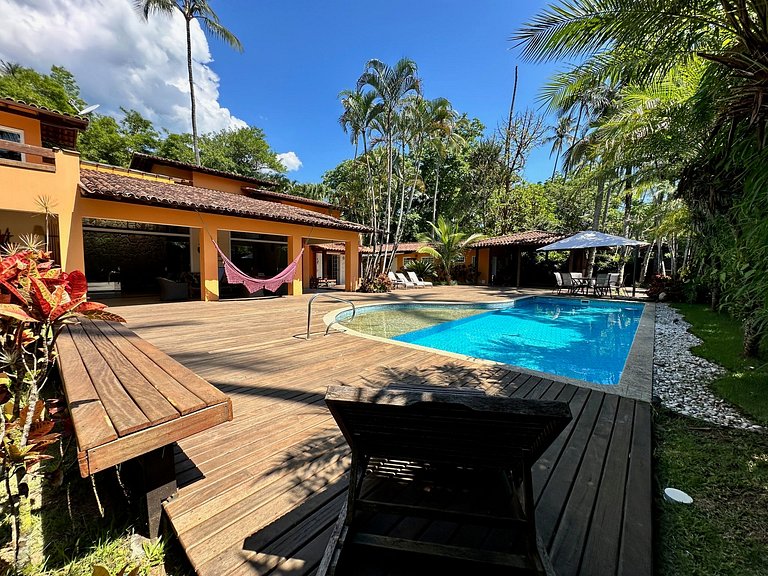 Beira-mar, piscina aquecida e serviços inclusos