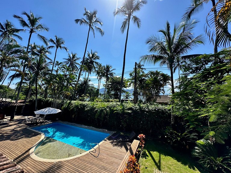 Beira-mar, piscina aquecida e serviços inclusos