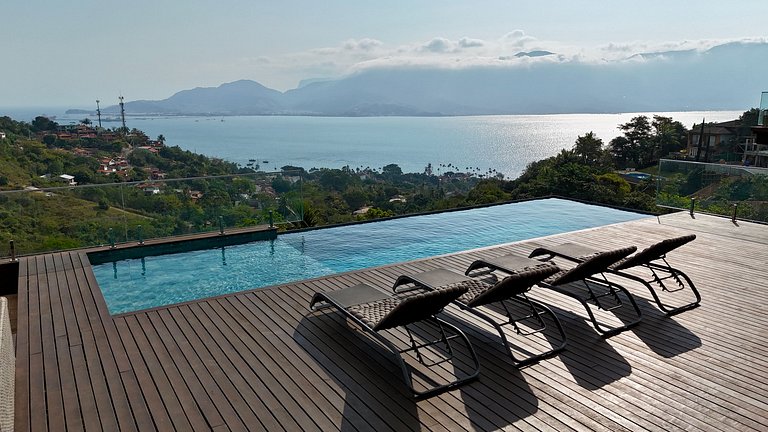 Casa luxuosa, piscina aquecida e borda infinita