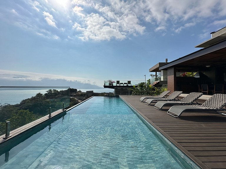 Casa luxuosa, piscina aquecida e borda infinita