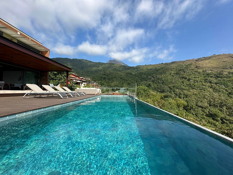 Casa luxuosa, piscina aquecida e borda infinita