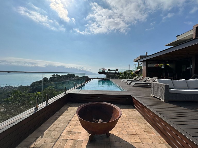 Casa luxuosa, piscina aquecida e borda infinita