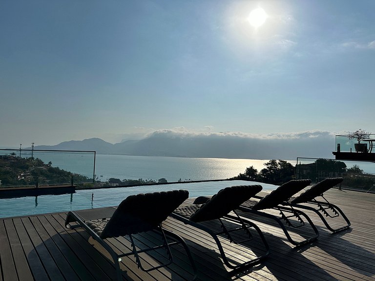 Casa luxuosa, piscina aquecida e borda infinita