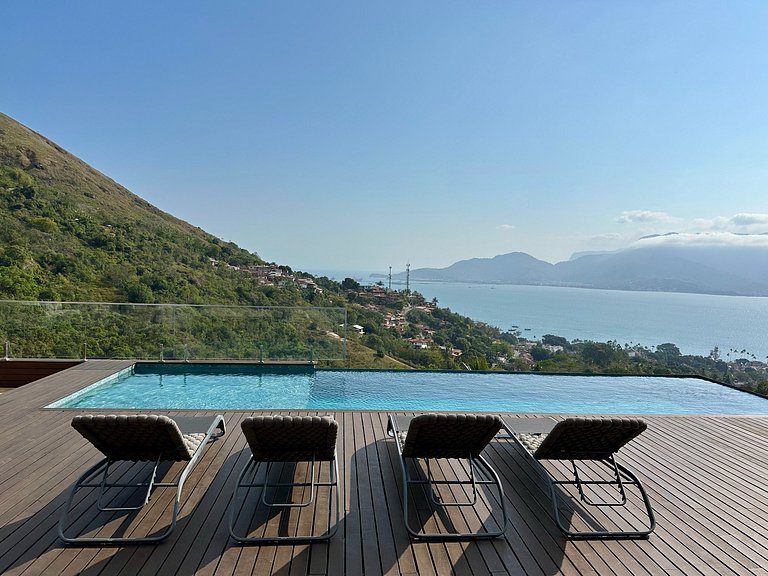 Casa luxuosa, piscina aquecida e borda infinita