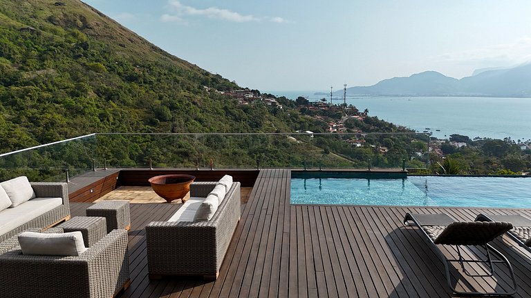 Casa luxuosa, piscina aquecida e borda infinita