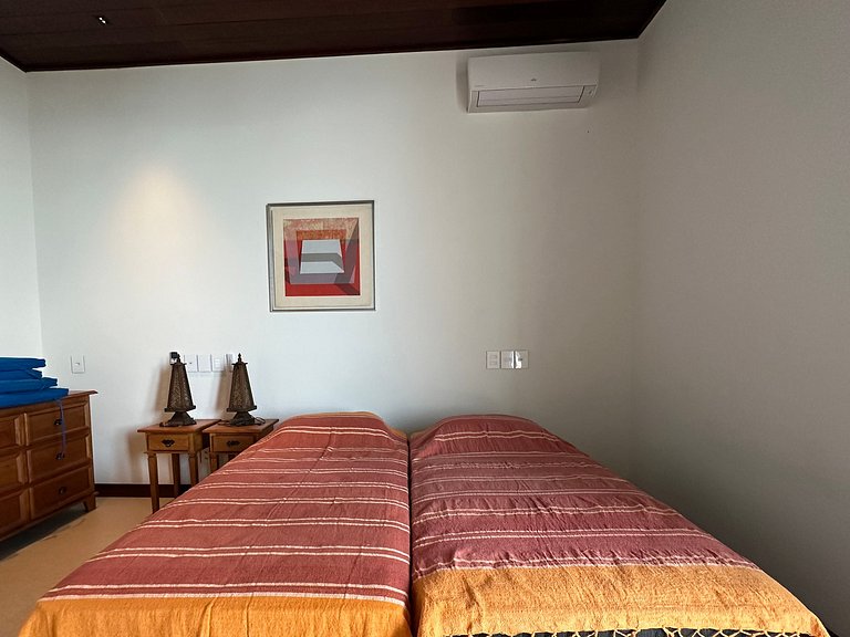 Condomínio, piscina aquecida, jacuzzi e píer