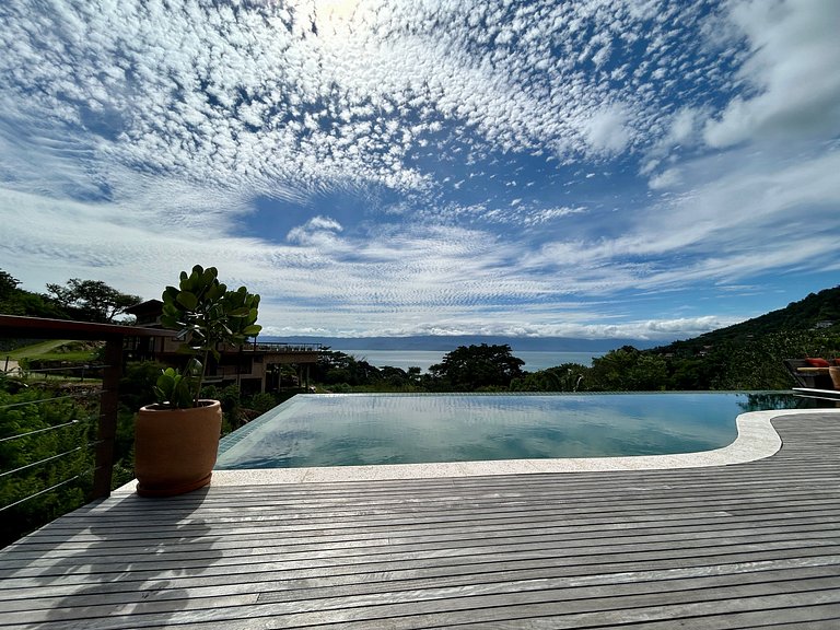 Condomínio, vista, piscina e espaço gourmet