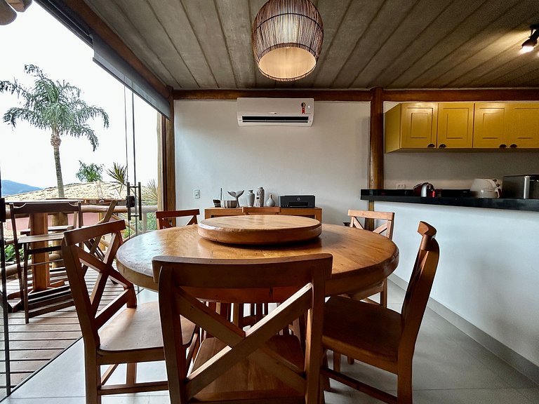 Casa em condomínio, lazer e churrasqueira