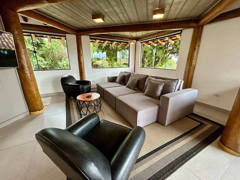 Casa em condomínio, lazer e churrasqueira