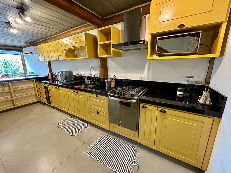 Casa em condomínio, lazer e churrasqueira
