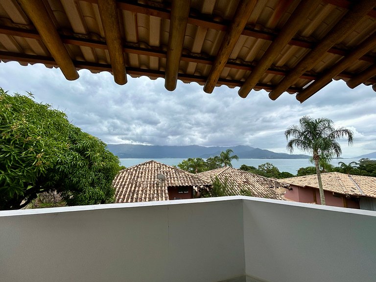 Casa em condomínio, lazer e churrasqueira