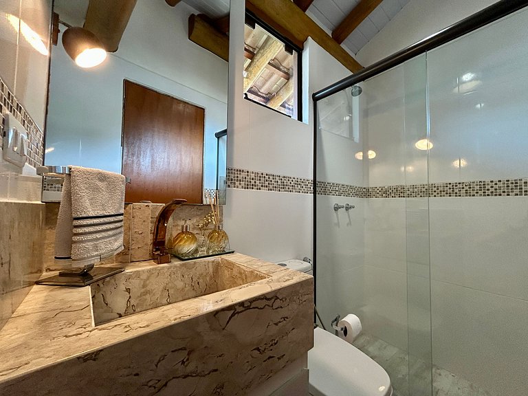 Casa em condomínio, lazer e churrasqueira