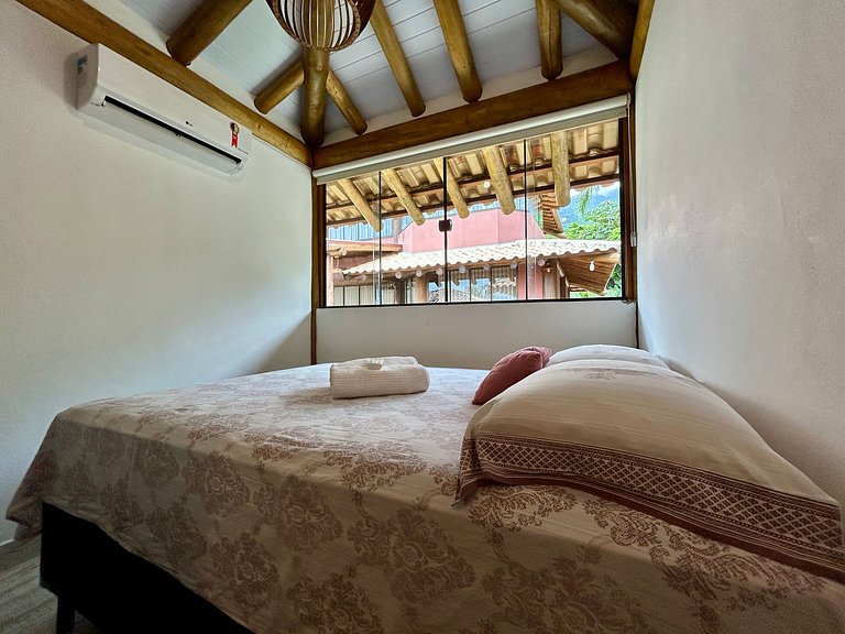 Casa em condomínio, lazer e churrasqueira