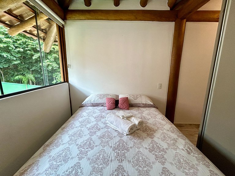Casa em condomínio, lazer e churrasqueira