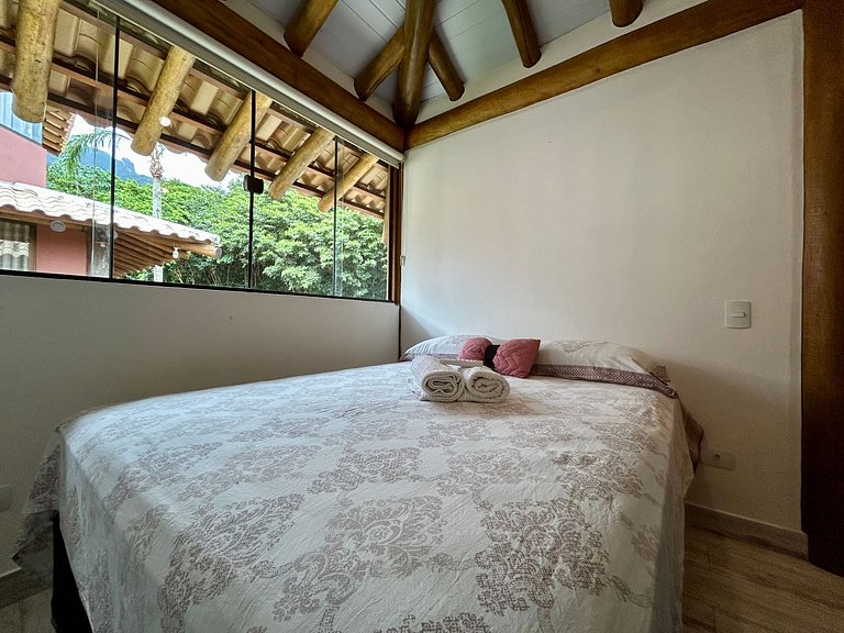 Casa em condomínio, lazer e churrasqueira