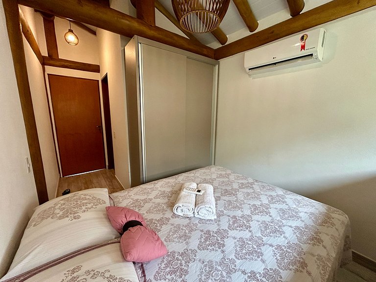 Casa em condomínio, lazer e churrasqueira