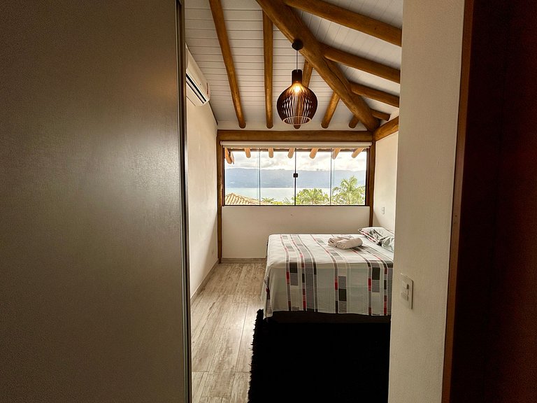 Casa em condomínio, lazer e churrasqueira