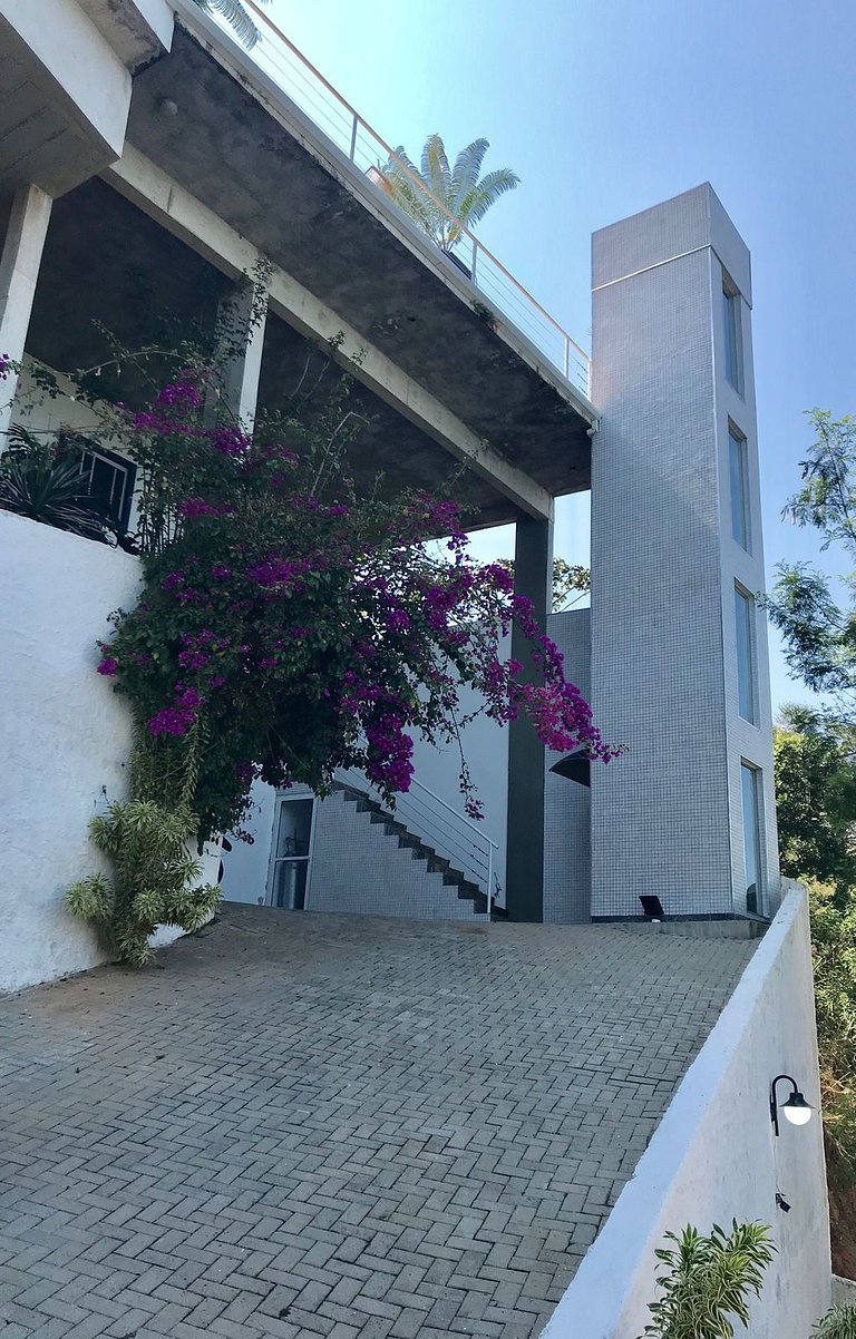 Visual deslumbrante, piscina e churrasqueira